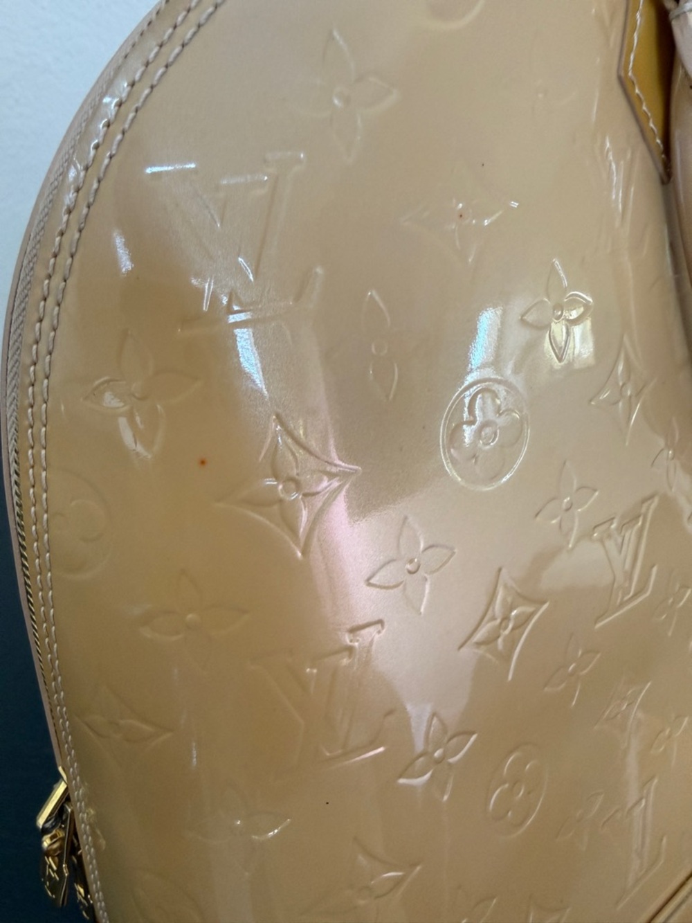 Louis Vuitton Vernis Alma GM Patent Leather bag in Beige - Picture 5 of 13